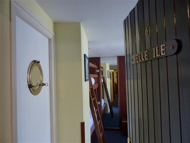 Chambre n°6 BELLE-ILE EN MER 1er étage 1 lit 160 et 2 lits superposés 90 (16m²) + terrasse privative - Hôtel Le Marin Auray
