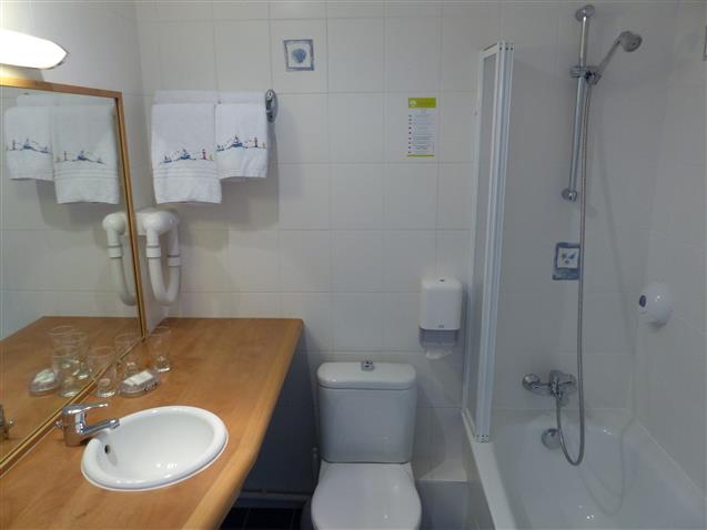 Chambre n°12 BREHAT - Salle de bain privative -Hôtel Le Marin Auray
