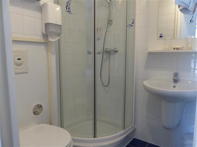 Chambre n°1, HOUAT, 1er étage, salle d'eau - Hôtel Le Marin Auray
