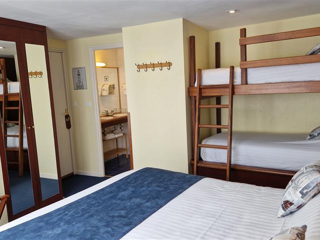 Chambre n°6 BELLE-ILE EN MER 1er étage 1 lit 160 et 2 lits superposés 90 (16m²) + terrasse privative - Hôtel Le Marin Auray