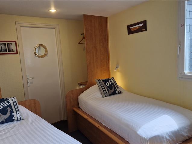 Chambre n°10 GAVRINIS 2ème étage 2 lits 90 - Façon cabine de bateau (9,60m²) - Hôtel Le Marin  Auray