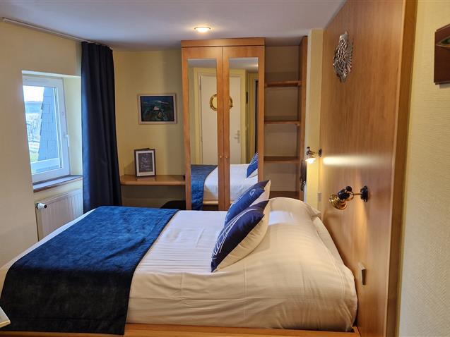 Chambre n°9, LES GLENAN 2ème étage lit 160  (10,45m²) - Hôtel Le Marin Auray