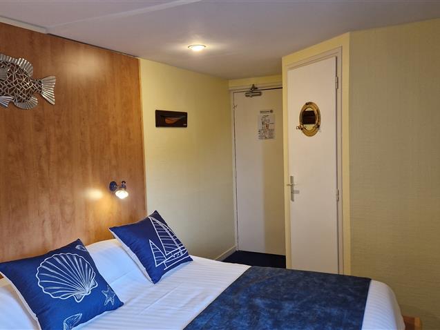 Chambre n°9, LES GLENAN 2ème étage lit 160  (10,45m²) - Hôtel Le Marin Auray